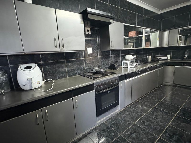 House For Sale in Northview - Photo 9