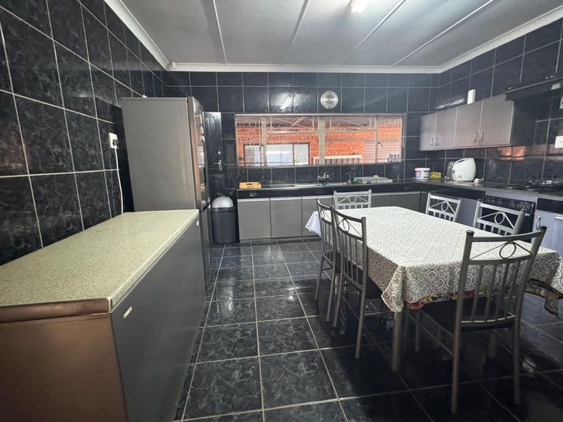 House For Sale in Northview - Photo 7