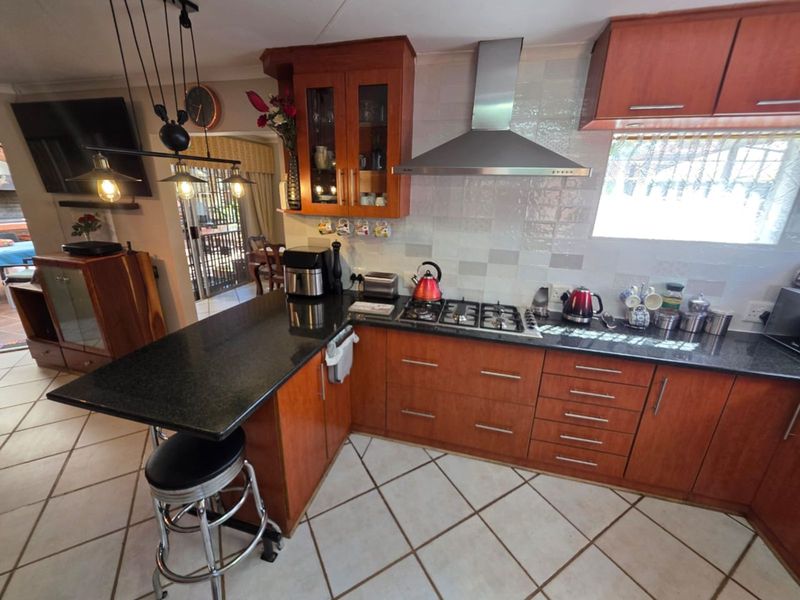 House For Sale in Royldene - Photo 10