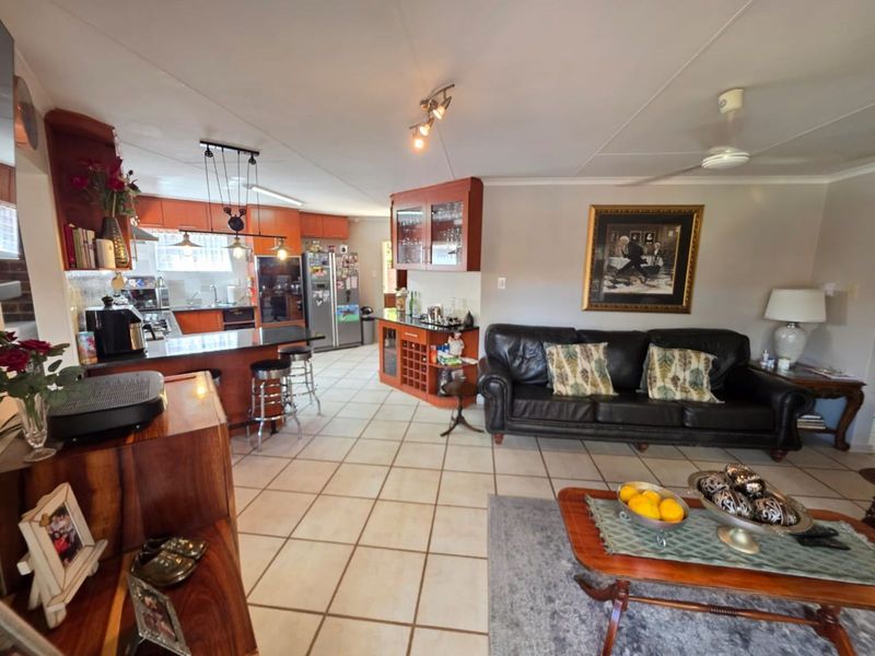 House For Sale in Royldene - Photo 2