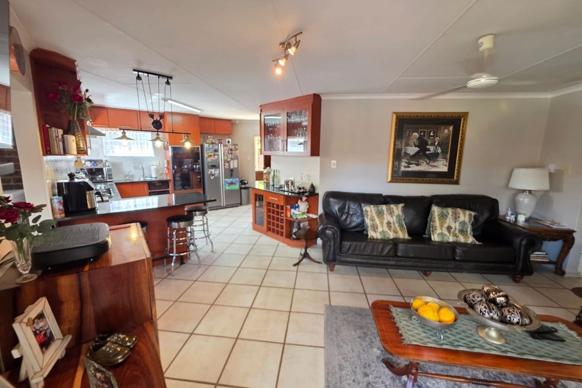 House For Sale in Royldene - Photo 2