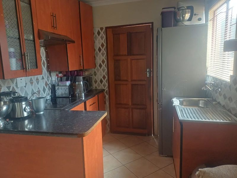 House To Rent in Soshanguve Ext - Photo 3