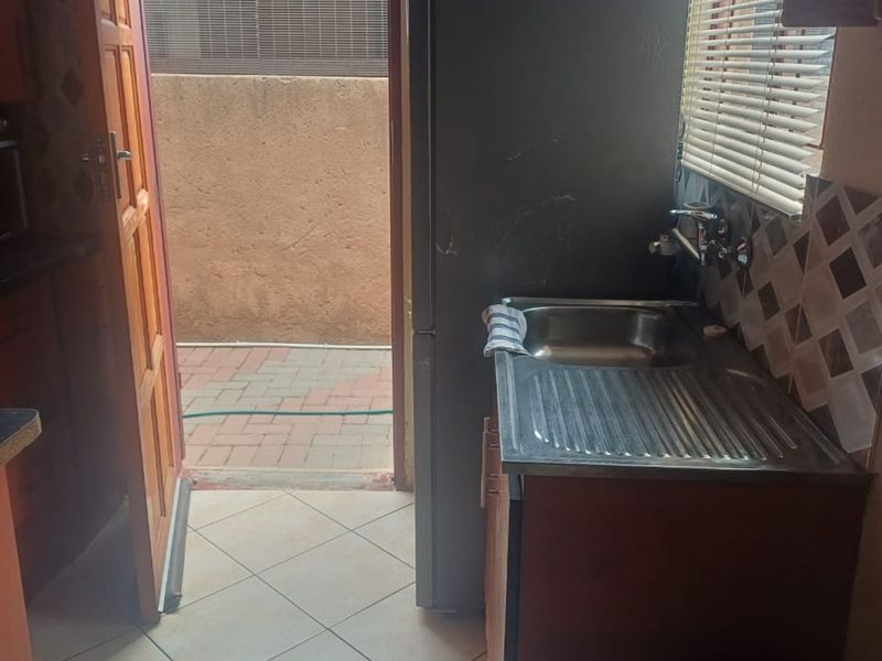 House To Rent in Soshanguve Ext - Photo 5