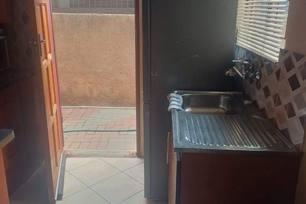 House To Rent in Soshanguve Ext - Photo 5
