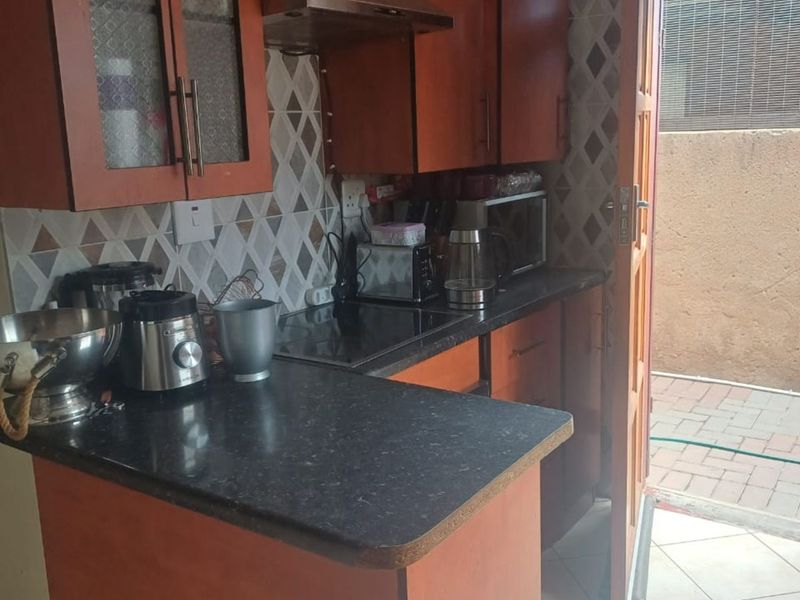 House To Rent in Soshanguve Ext - Photo 4