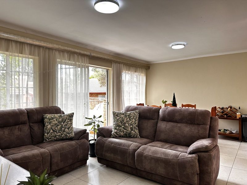 Townhouse For Sale in Newlands - Photo 9