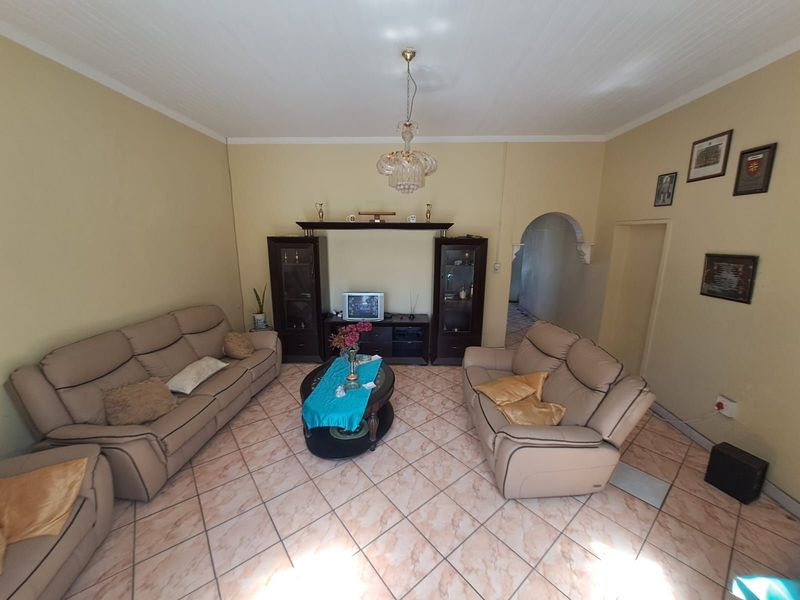 House For Sale in College Hill - Photo 2