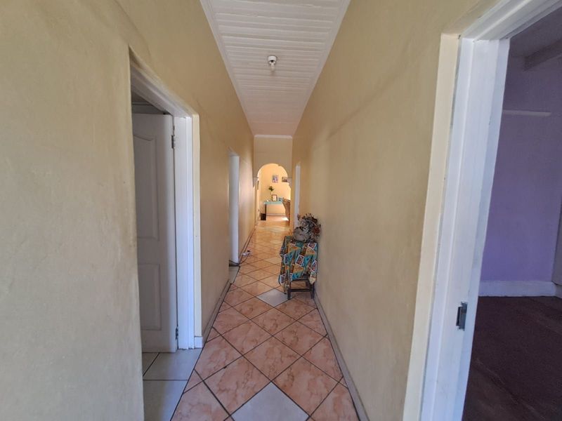 House For Sale in College Hill - Photo 6