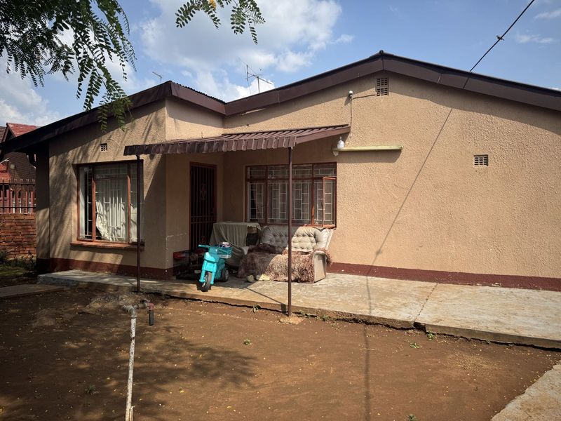 House For Sale in Laudium Ext 1 - Photo 2