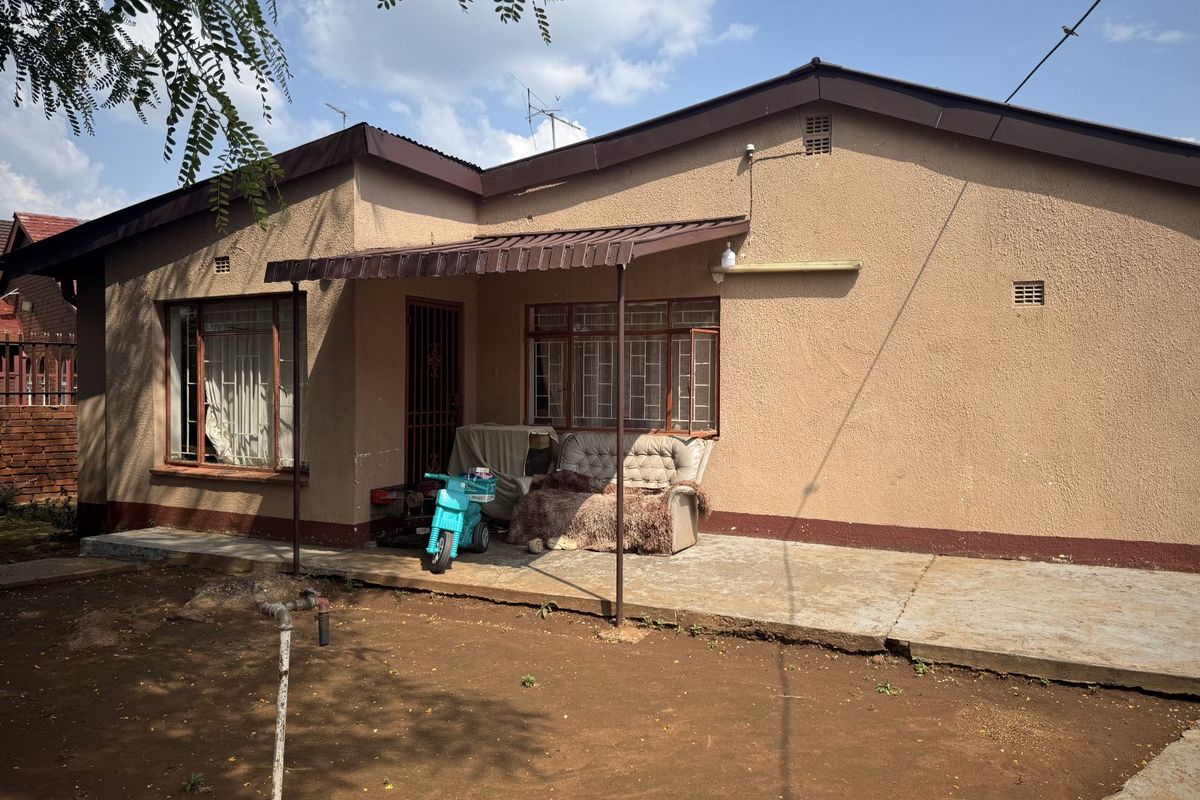 House For Sale in Laudium Ext 1 - Photo 2