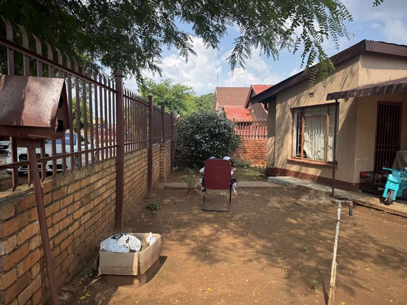 House For Sale in Laudium Ext 1 - Photo 4