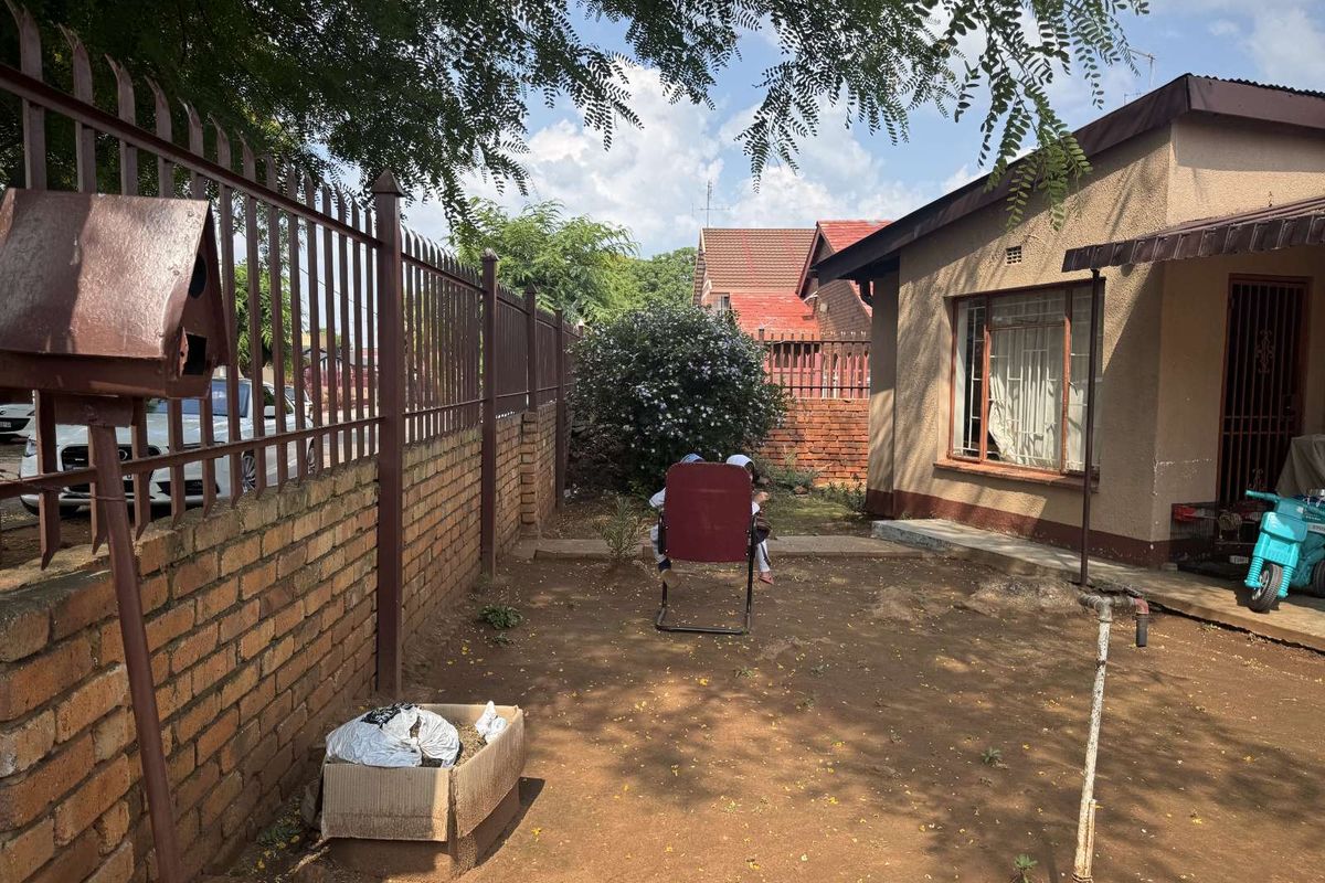 House For Sale in Laudium Ext 1 - Photo 4