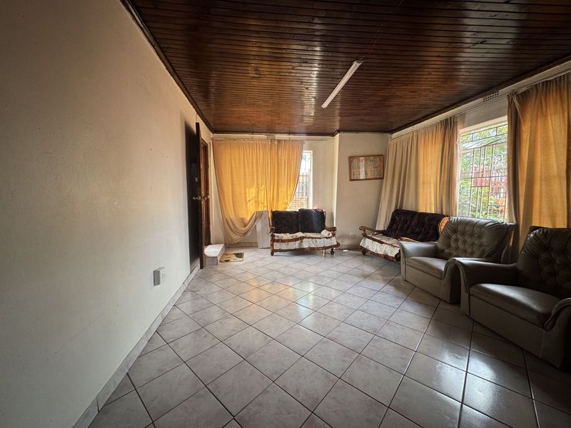 House For Sale in Laudium Ext 1 - Photo 6