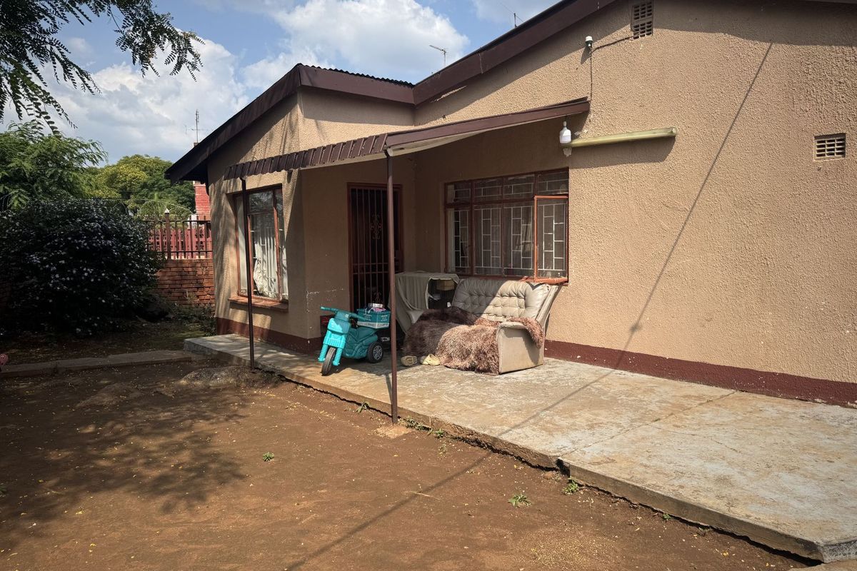 House For Sale in Laudium Ext 1 - Photo 3