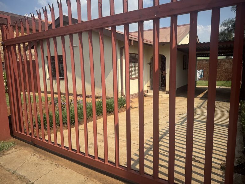 House For Sale in Laudium Ext 1 - Photo 2
