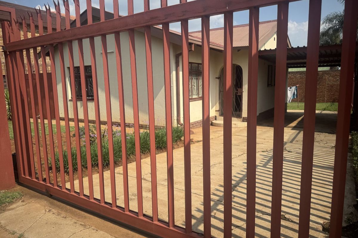House For Sale in Laudium Ext 1 - Photo 2