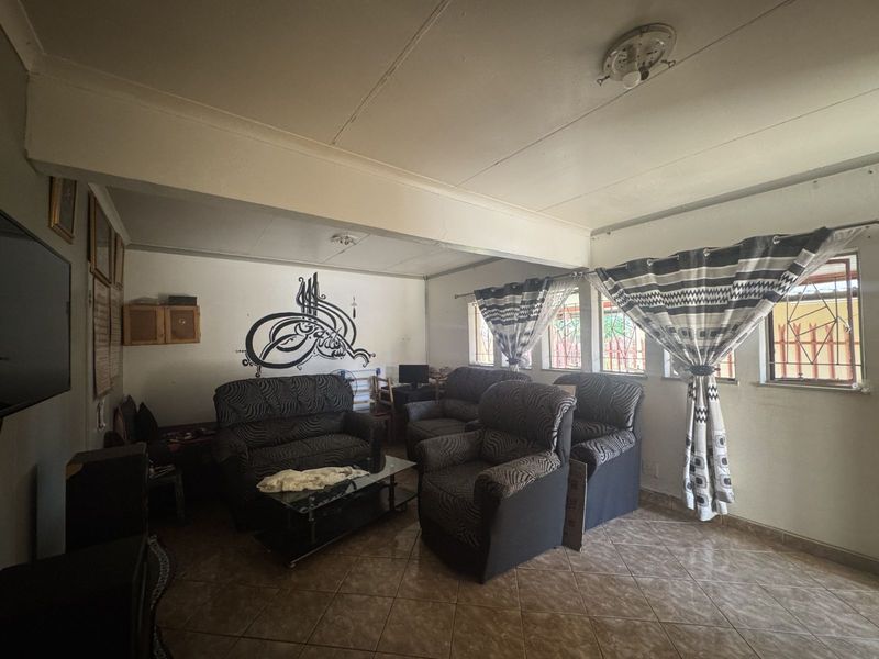 House For Sale in Laudium Ext 1 - Photo 6