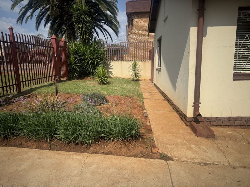 House For Sale in Laudium Ext 1 - Photo 3