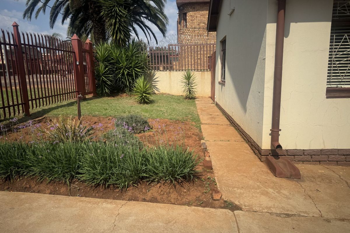 House For Sale in Laudium Ext 1 - Photo 3
