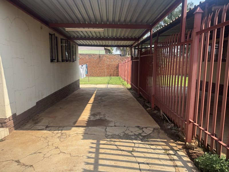 House For Sale in Laudium Ext 1 - Photo 4
