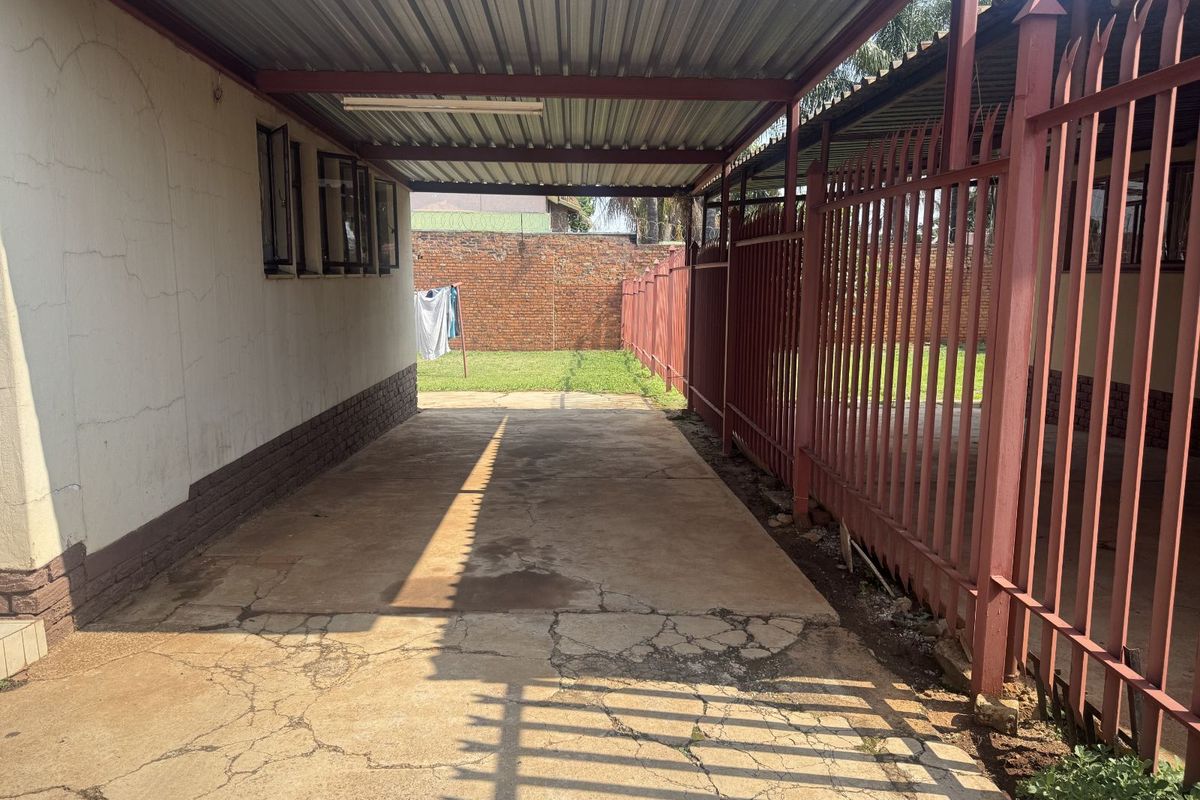House For Sale in Laudium Ext 1 - Photo 4