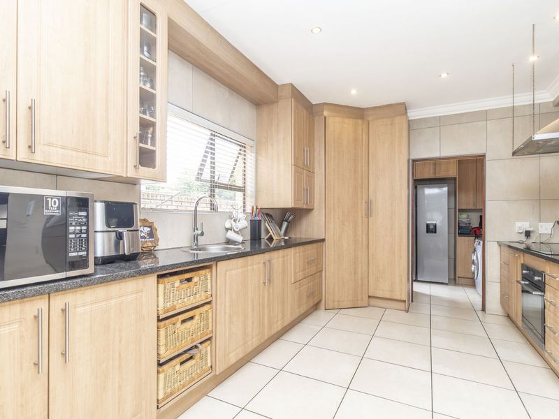 House For Sale in Honeydew Manor - Photo 2