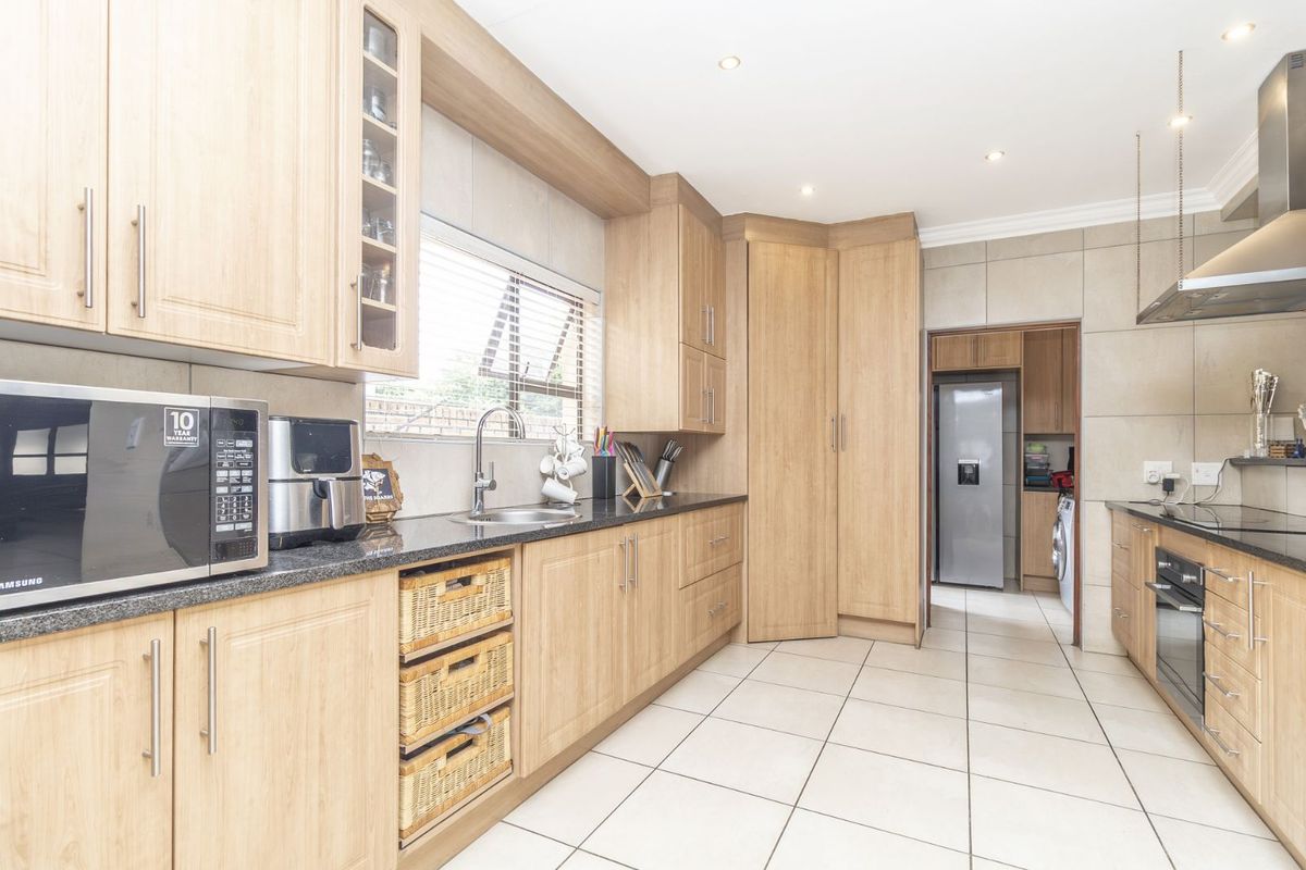 House For Sale in Honeydew Manor - Photo 2