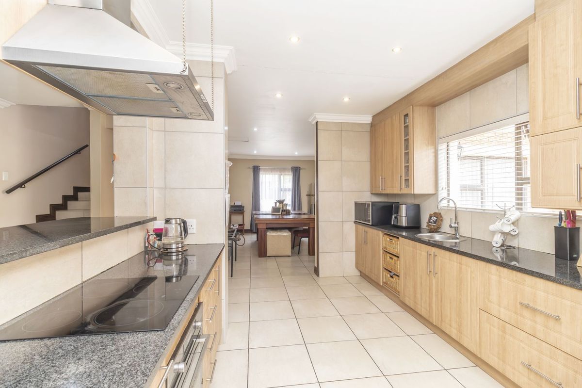 House For Sale in Honeydew Manor - Photo 5