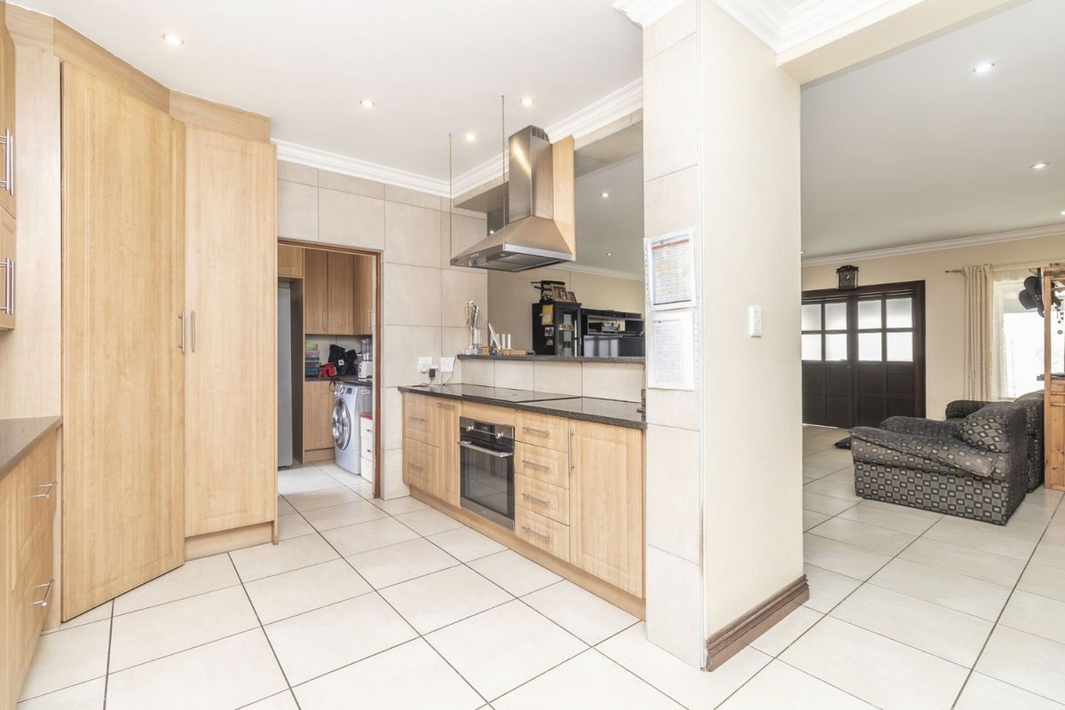 House For Sale in Honeydew Manor - Photo 4