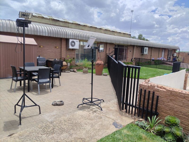 Retail For Sale in Laboria - Photo 8