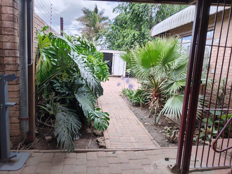 Retail For Sale in Laboria - Photo 3