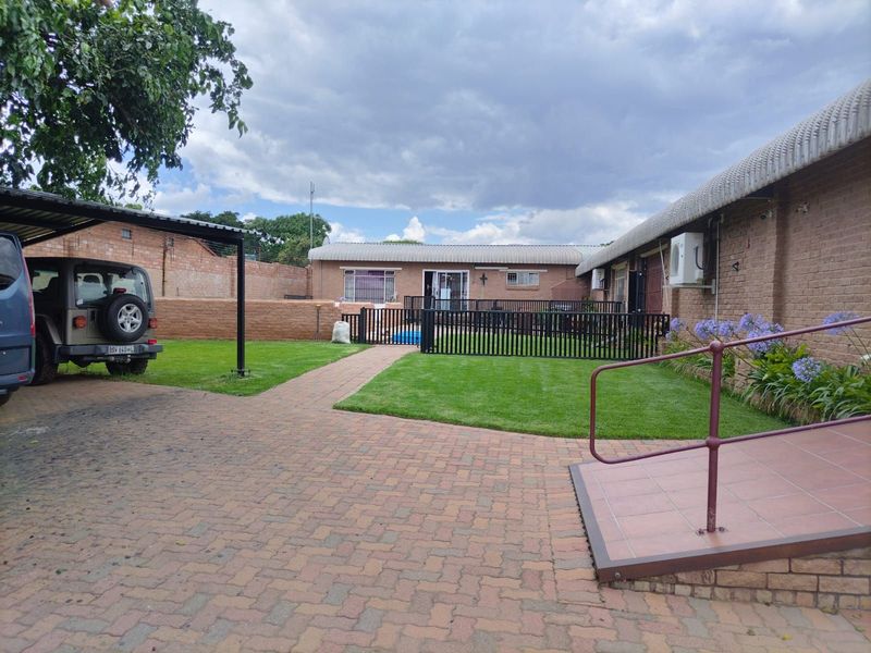 Retail For Sale in Laboria - Photo 5