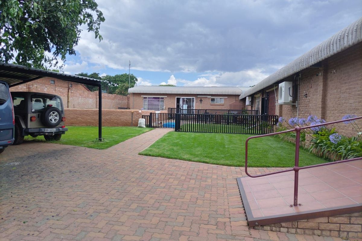 Retail For Sale in Laboria - Photo 5