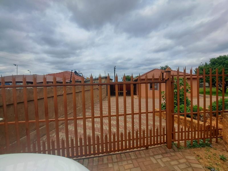 House For Sale in Nellmapius - Photo 3