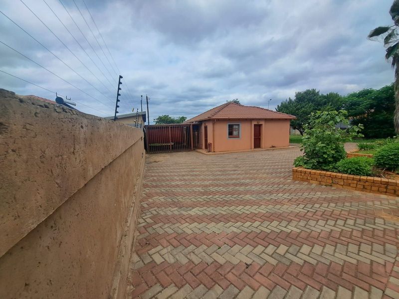 House For Sale in Nellmapius - Photo 2