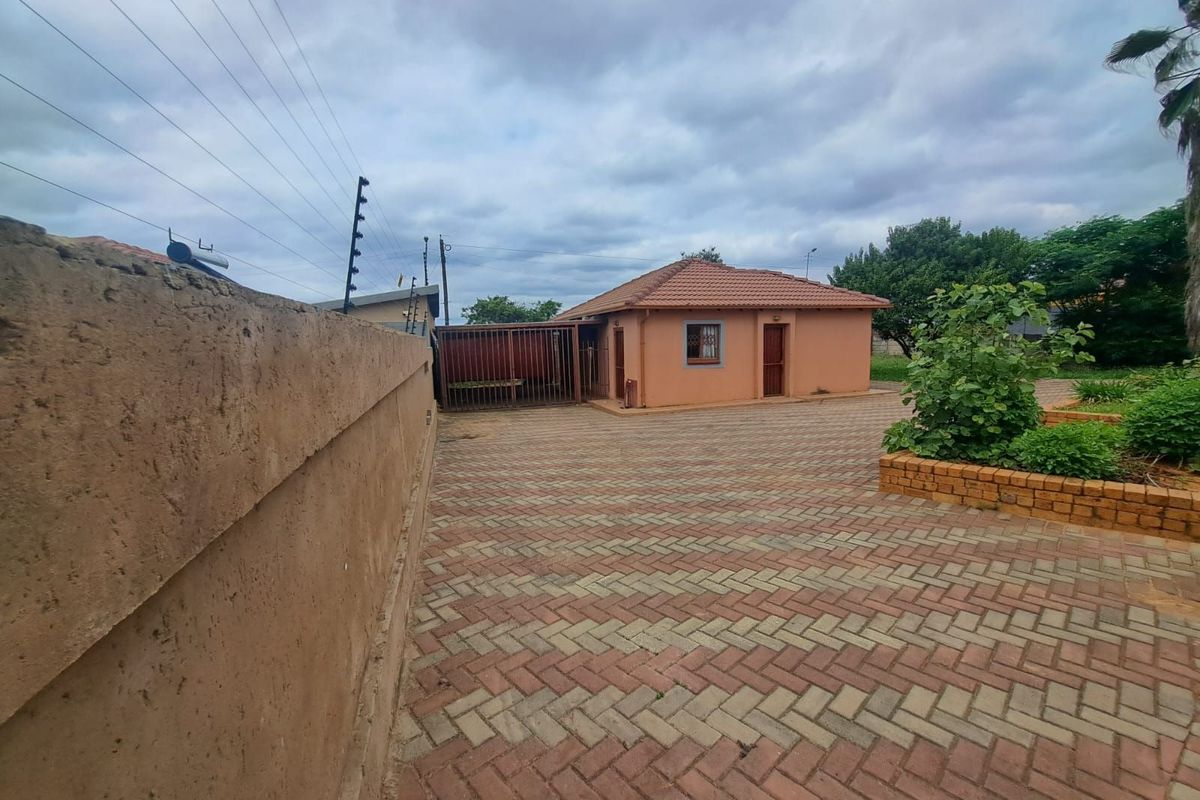 House For Sale in Nellmapius - Photo 2