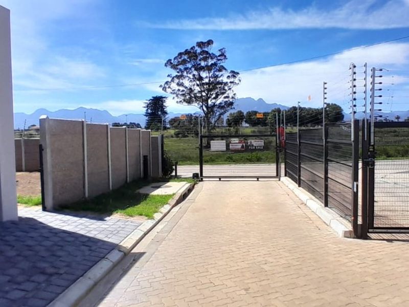 Townhouse For Sale in Pacaltsdorp - Photo 2