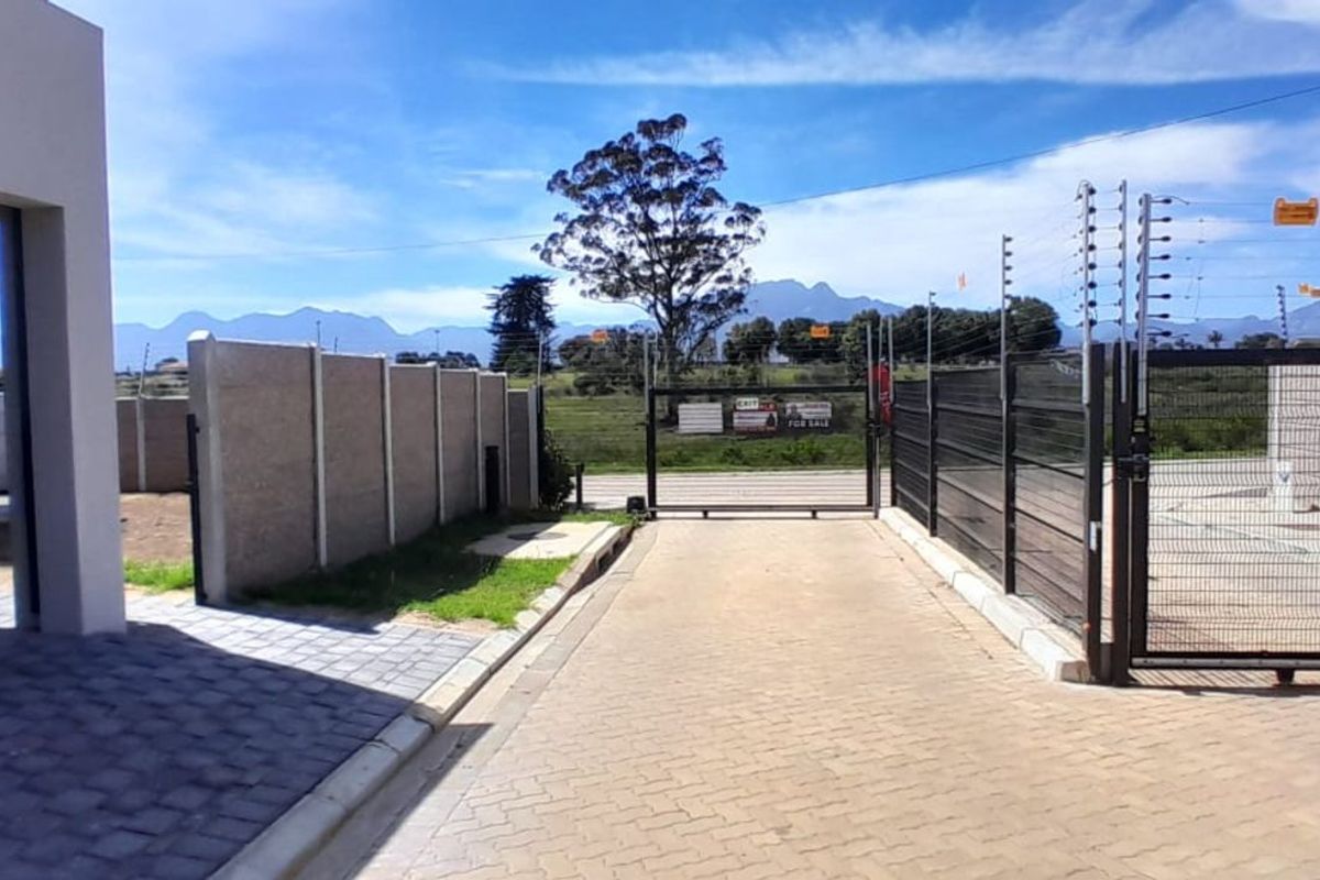 Townhouse For Sale in Pacaltsdorp - Photo 2