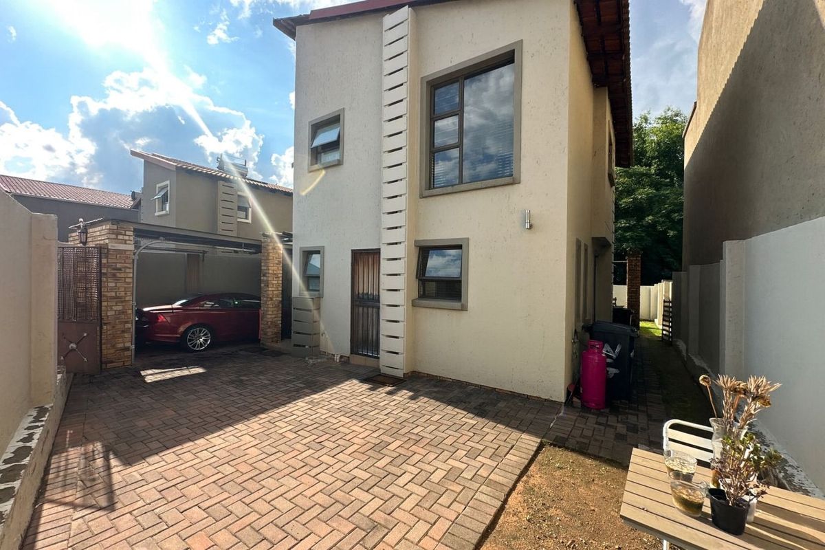 House For Sale in Craigavon - Photo 2