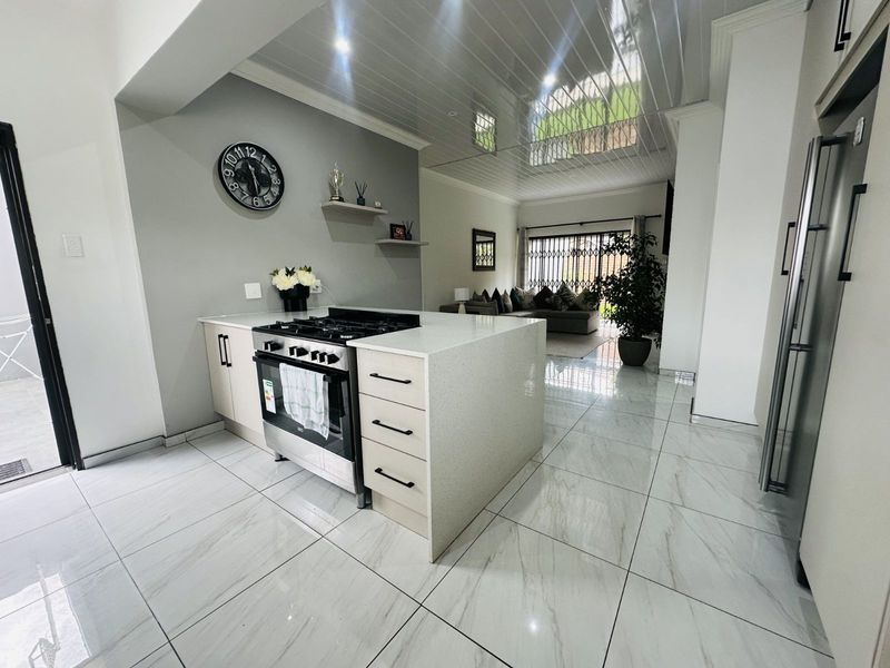 Townhouse For Sale in Terra Nova - Photo 2