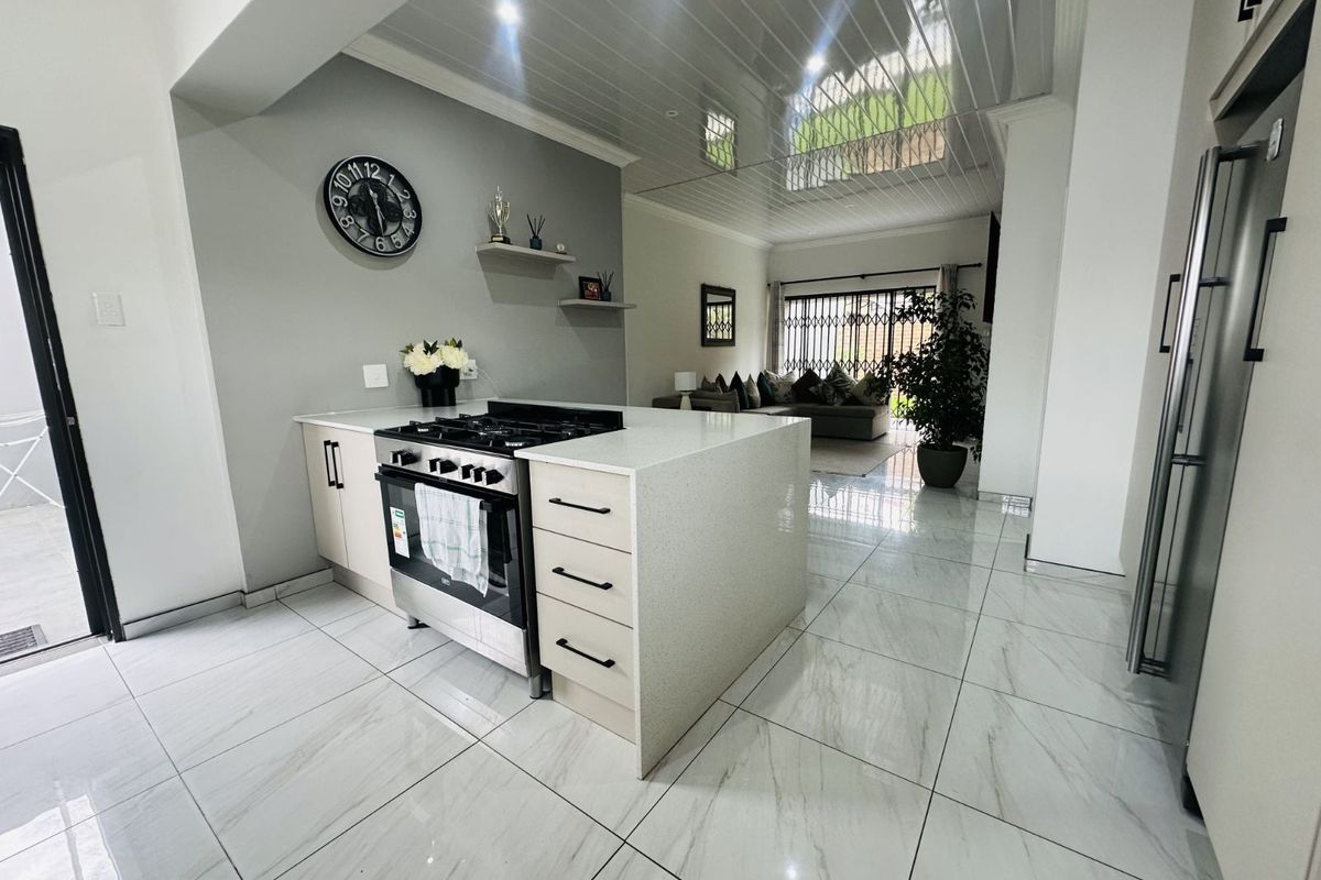 Townhouse For Sale in Terra Nova - Photo 2