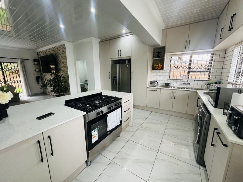 Townhouse For Sale in Terra Nova - Photo 4