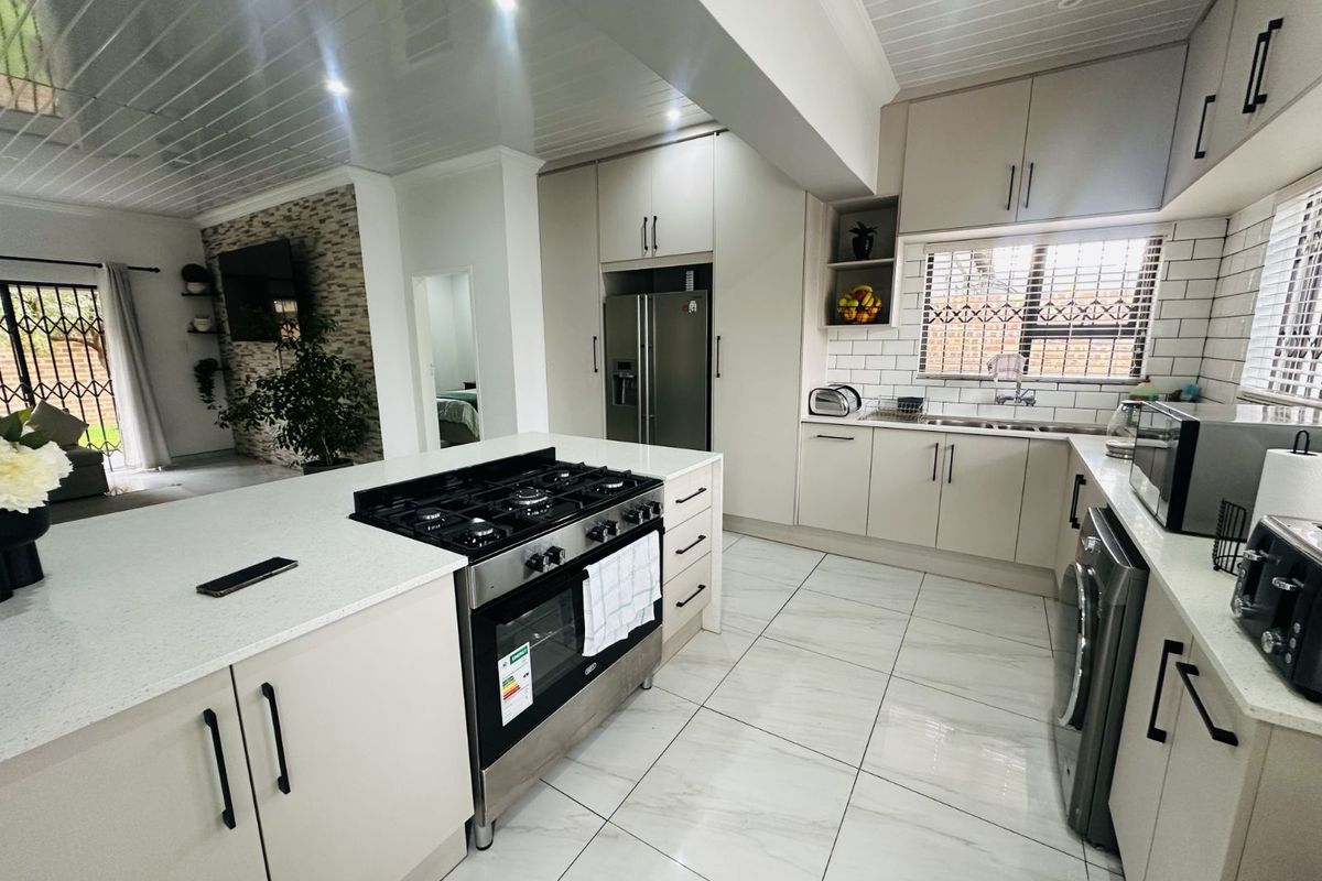 Townhouse For Sale in Terra Nova - Photo 4