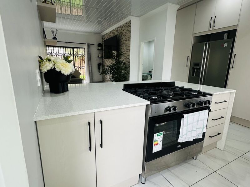 Townhouse For Sale in Terra Nova - Photo 3