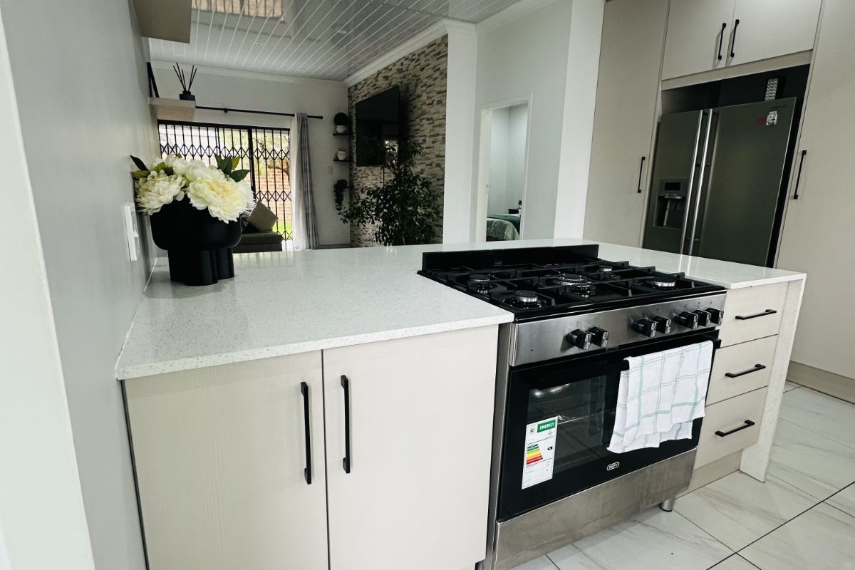 Townhouse For Sale in Terra Nova - Photo 3