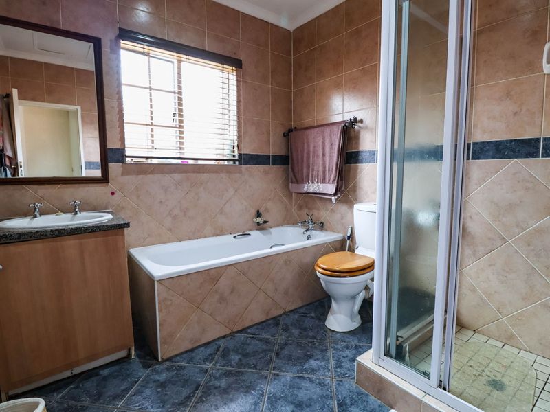 Townhouse For Sale in Monavoni - Photo 8