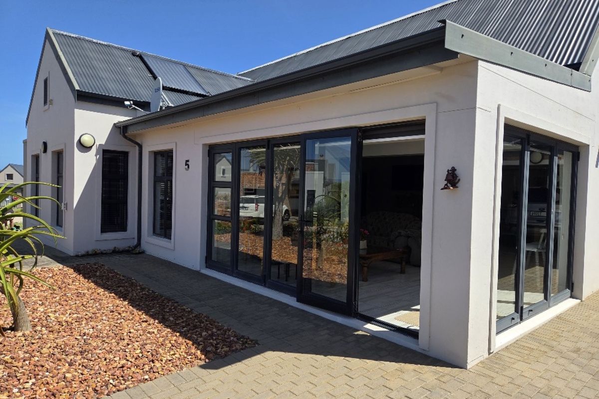 House For Sale in Hartenbos Central - Photo 2