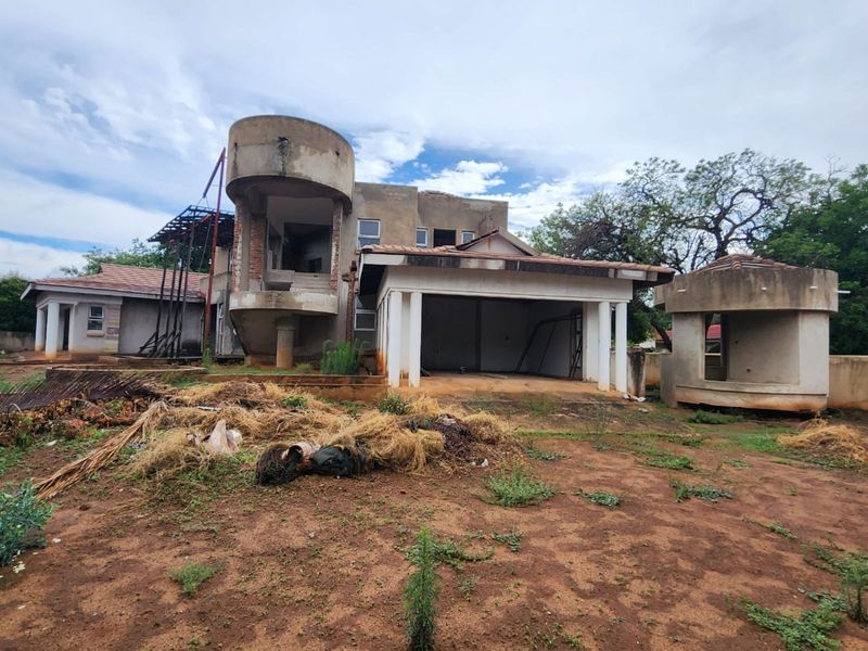 House For Sale in Woodlands - Photo 2