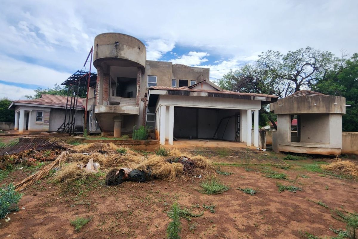 House For Sale in Woodlands - Photo 2