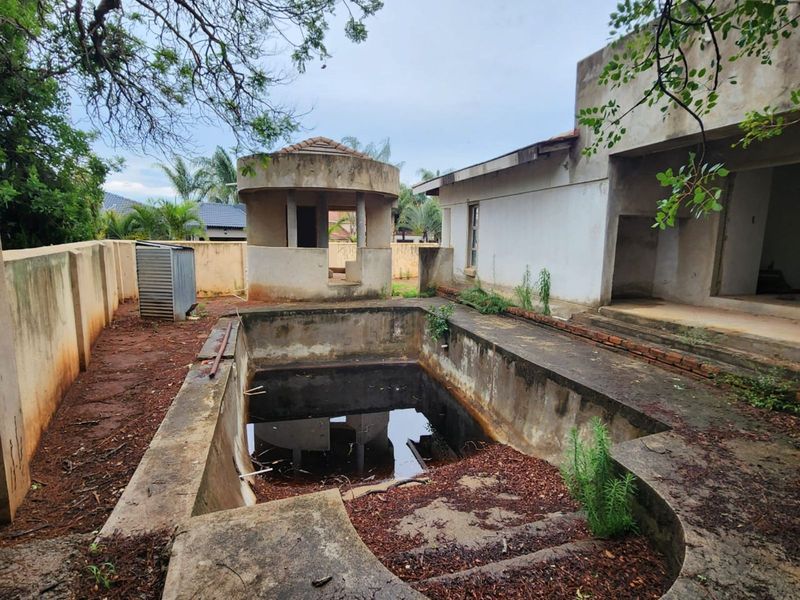 House For Sale in Woodlands - Photo 5